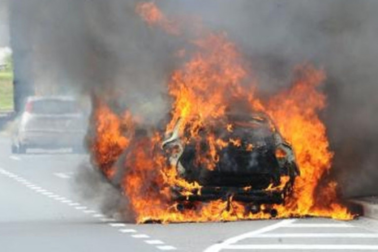 وفاة شخصين احتراقا داخل سيارة تنقل البنزين المهرّب