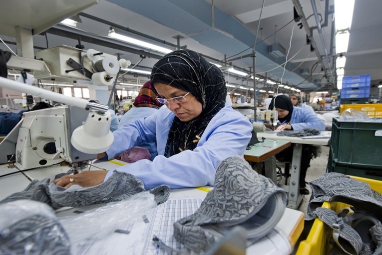 عضوة المكتب التنفيذي لاتحاد للشغل بسيدي بوزيد: كل عاملة في القطاع الخاص أو المصانع ‘مضطهدة’