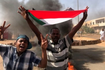 إطلاق الغاز المسيل للدموع لتفريق آلاف المتظاهرين بالسودان