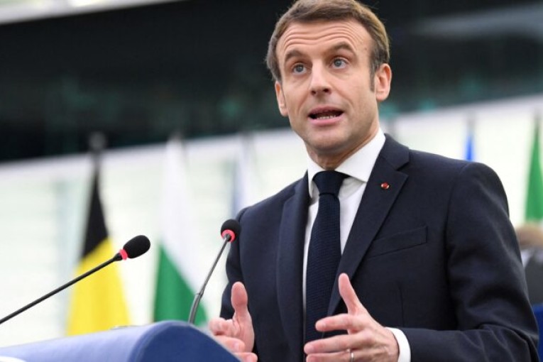 ماكرون يدعو لمواصلة الحوار لخفض التصعيد حول أوكرانيا