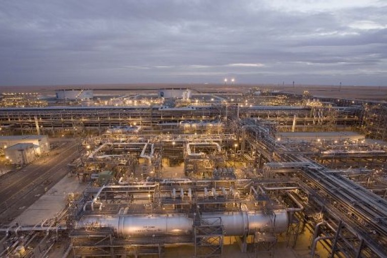 سهم عملاق النفط السعودي يصعد إلى أعلى مستوى منذ إدراجه