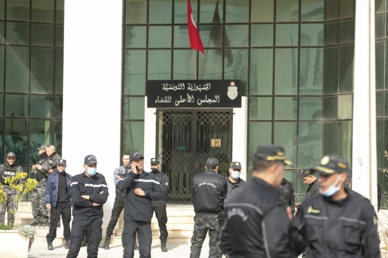 القوات الأمنية تغلق أبواب المجلس الأعلى للقضاء وتمنع العاملين من الدخول