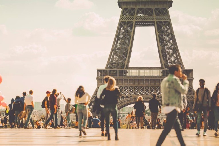 فرنسا ترفع معظم قيود كورونا