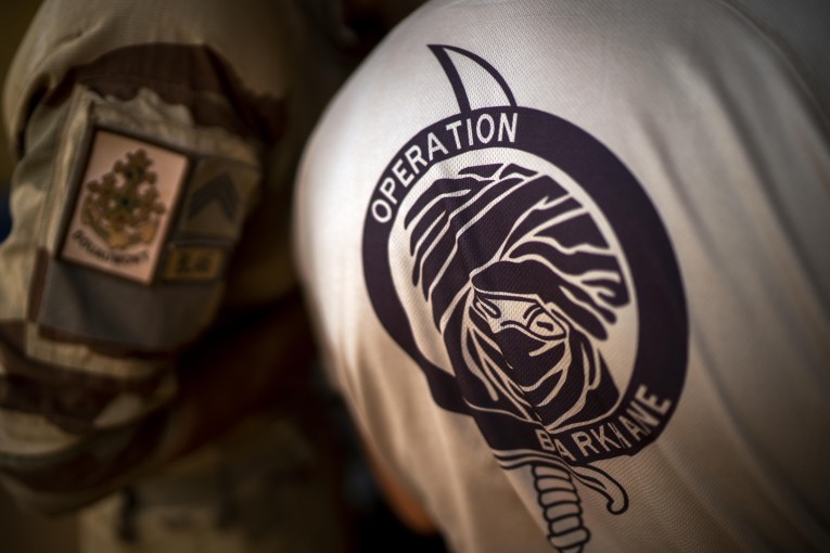 فرنسا وحلفاؤها يعلنون بدء انسحاب قواتهم من مالي