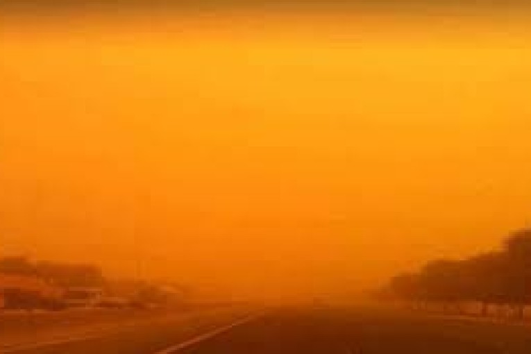 كثبان رملية كثيفة تحجب الرّؤية بالطّريق السّيّارة تونس- قابس