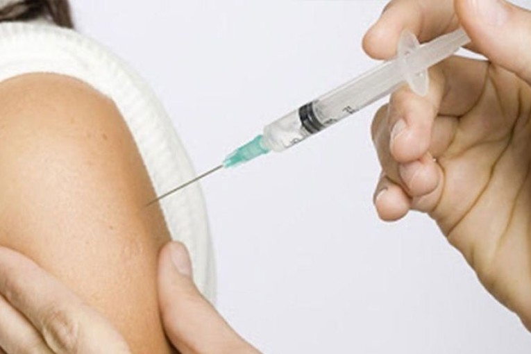 عضو اللجنة العلمية: تكوين خلية صلب وزارة الصحة لإقناع المواطنين بالتطعيم