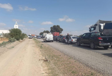 حاحب العيون: غلق الطريق للمطالبة بمخفضات سرعة