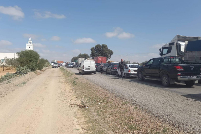 حاحب العيون: غلق الطريق للمطالبة بمخفضات سرعة