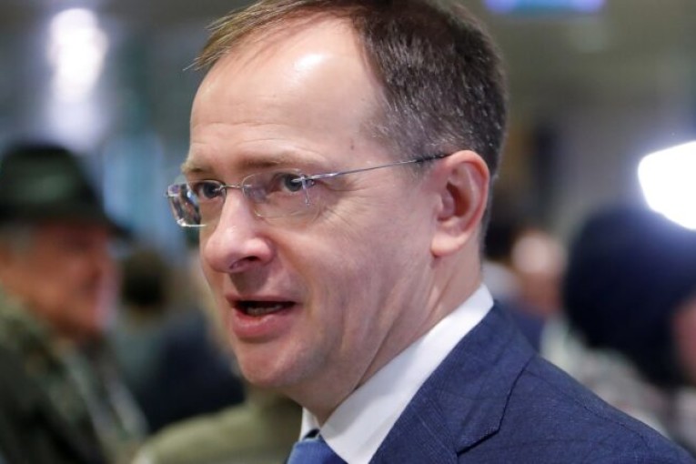 الوفد الروسي: قطعنا نصف الطريق إلى اتفاق لنزع سلاح أوكرانيا