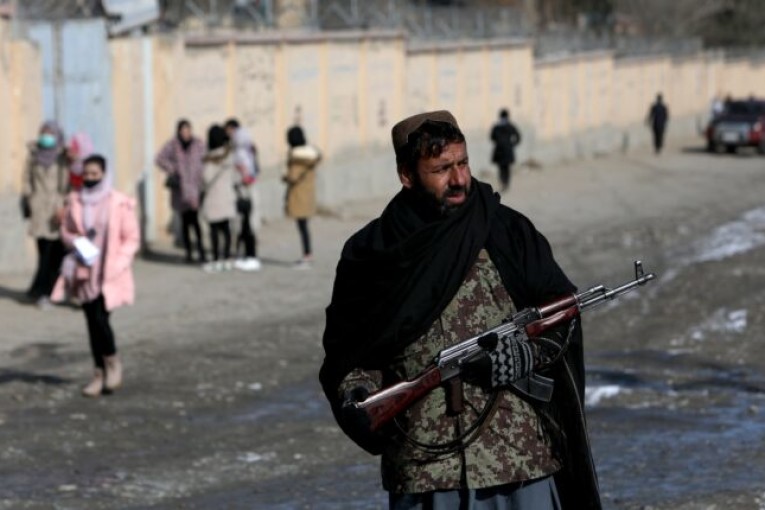 طالبان توقف الموظفين الحكوميين غير الملتحين عن العمل