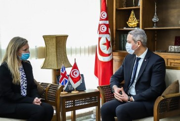 سفيرة بريطانيا: ‘تلقيح كل العاملين بالسياحة سيُمكّن من عودة سريعة للسياح البريطانيين إلى تونس’
