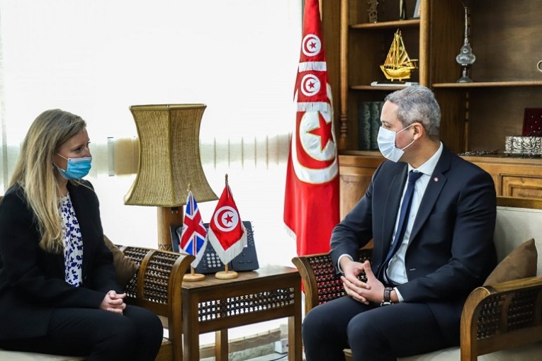 سفيرة بريطانيا: ‘تلقيح كل العاملين بالسياحة سيُمكّن من عودة سريعة للسياح البريطانيين إلى تونس’