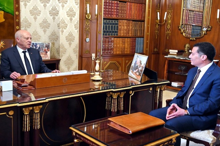 رئيس الجمهورية يتباحث مع وزير النقل واقع القطاع في تونس