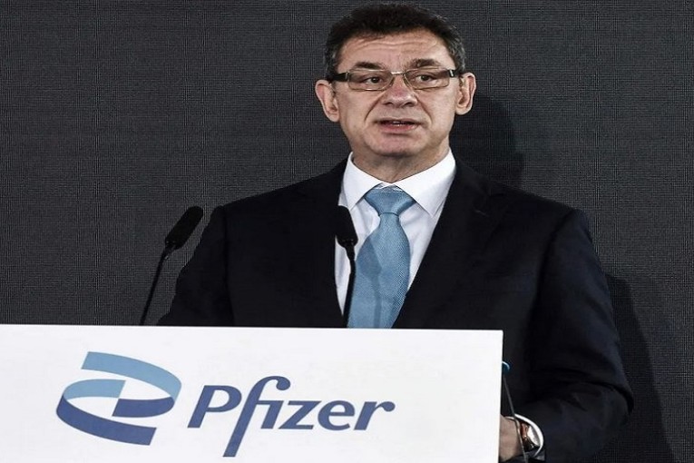 رئيس شركة فايزر: “ستحتاجون لجرعة ثالثة ورابعة”