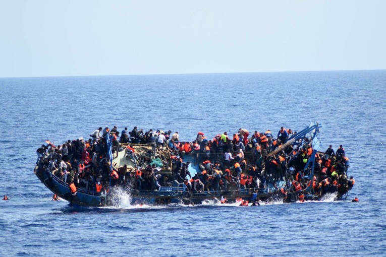 ارتفاع حصيلة ضحايا غرق سفينة مهاجرين قبالة تونس إلى 17 قتيلا