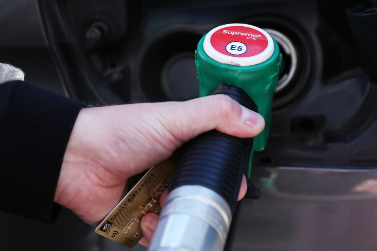 وزير المالية الفرنسي : ملايين الفرنسيين يعانون صعوبات ارتفاع أسعار البنزين