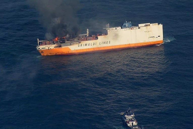 البرتغال: غرق سفينة شحن على متنها آلاف السيارات الفاخرة