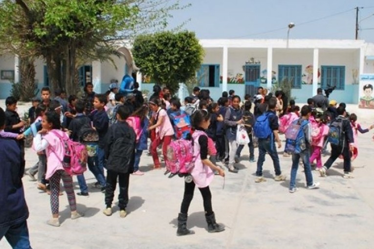 بنزرت : تقديم مساعدات اجتماعية لفائدة تلاميذ مدرسة الطويبية بغار الملح