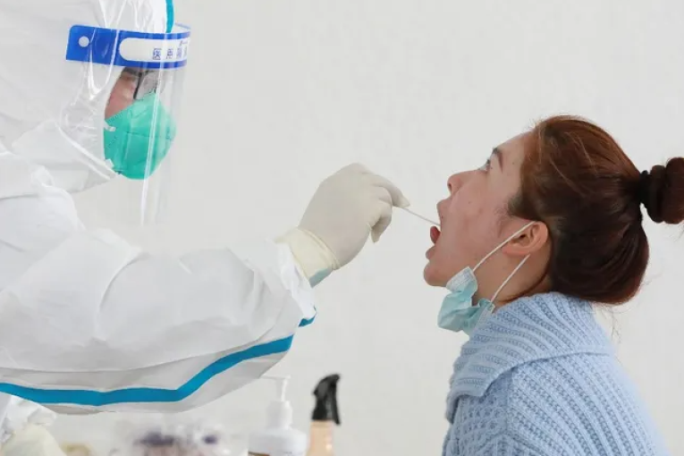 أعلى إصابات بكورنا في الصين منذ عامين.. وإغلاق مدن جزئيا