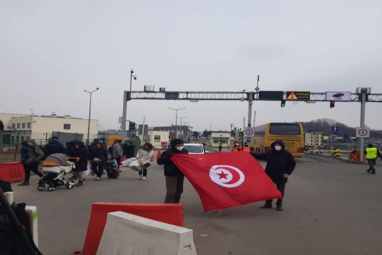 دعوة التونسيين الذين عبروا الحدود الأوكرانية إلى الاتصال بسفارتي تونس ببوخرست وفرصوفيا
