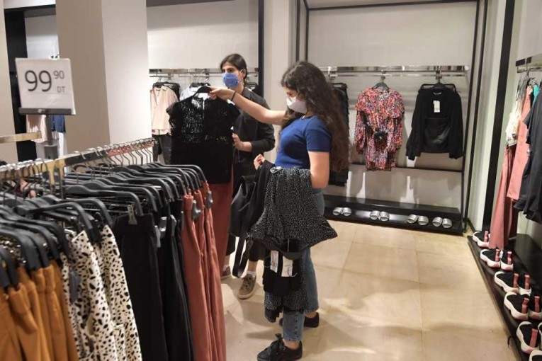 المحلات التجارية تفتح أبوابها بعد الإفطار