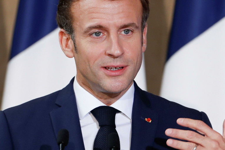 ماكرون : لوبان تريد أن تمنع الحجاب وتسعى لتقزيم فرنسا