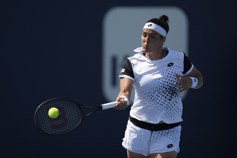 التونسية أنس جابر تواصل تألقها وتبلغ نصف نهائي تشارلستون