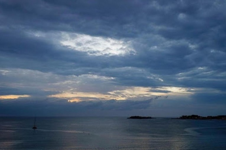 رياح قوية بالجنوب مع رياح رملية وضعيفة فمعتدلة ببقية الجهات