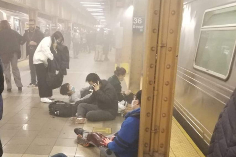 إطلاق النار في محطة مترو أنفاق في نيويورك