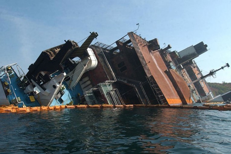 الناطق باسم محكمة قابس: “لا وجود لتسرب نفطي إلى حد الآن”