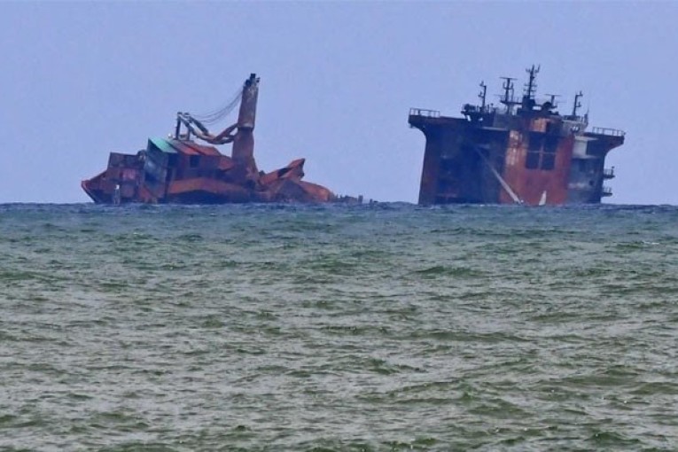 غرق سفينة محملة بالمحروقات: وزيرة البيئة تؤكد ان ”الوضع تحت السيطرة من الناحية الفنية”