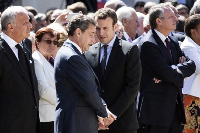 ساركوزي يعلن تأييده لماكرون في سباق الرئاسة