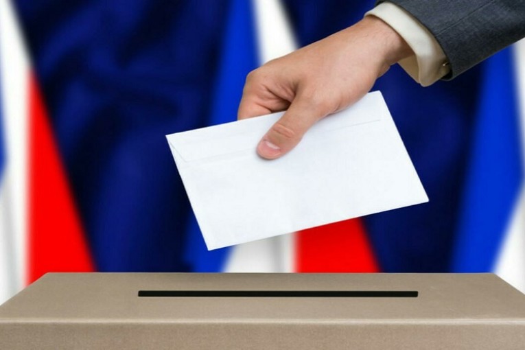 فرنسا: نسبة التصويت في الدورة الأولى من الانتخابات الرئاسية تبلغ 25,48 بالمئة عند منتصف النهار