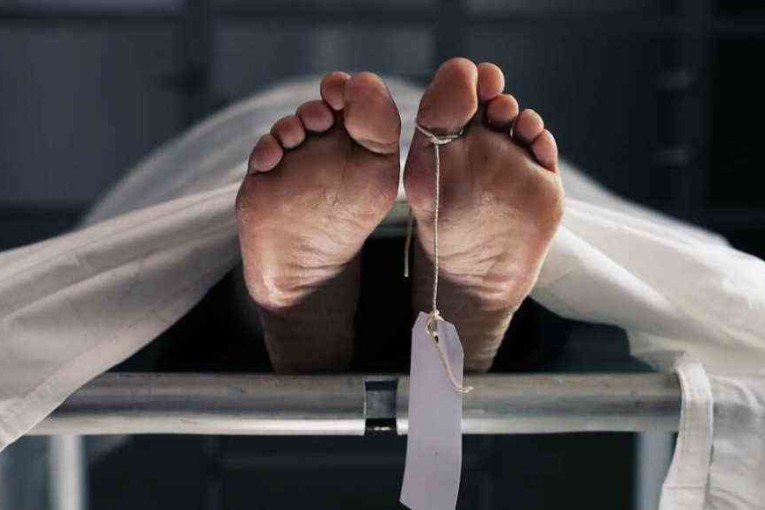 لحظات مرعبة..رجل  يعود لأسرته بعد يوم من دفنه