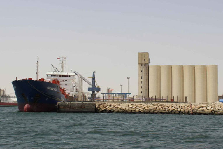 قابس: مياه البحر تغمر الجانب الأكبر من السفينة المحمّلة بالمحروقات