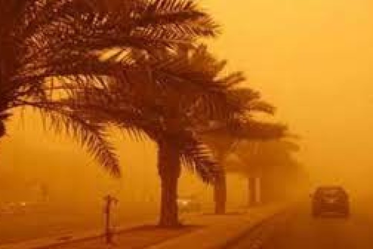 تحذير لمستعملي هذا الطريق : عاصفة رملية تحجب الرؤية