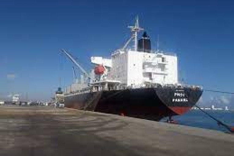 إفراغ شحنة شعير علفي من باخرة بالميناء التجاري بجرجيس