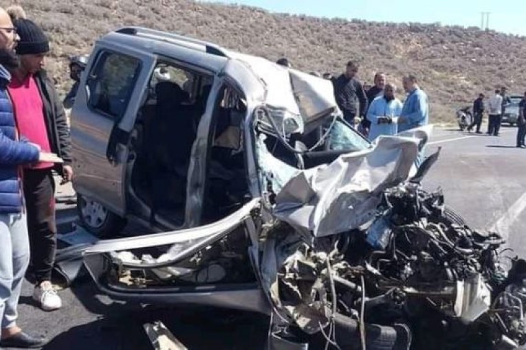 تصادم بين 11 سيارة وحافلتين يخلف 5 جرحى