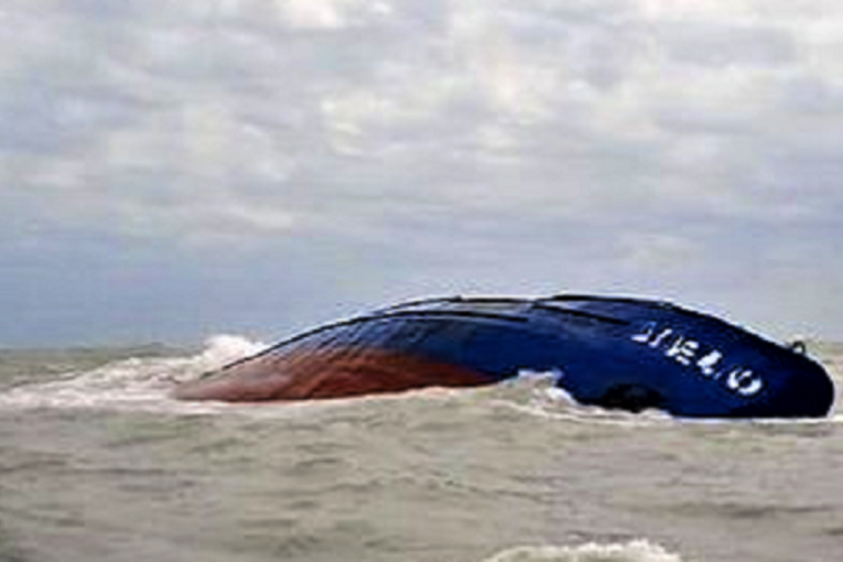 غرق ”ايكسلو”: غرينبيس تدعو للإسراع في عملية الشفط تجنبا لكارثة بيئية