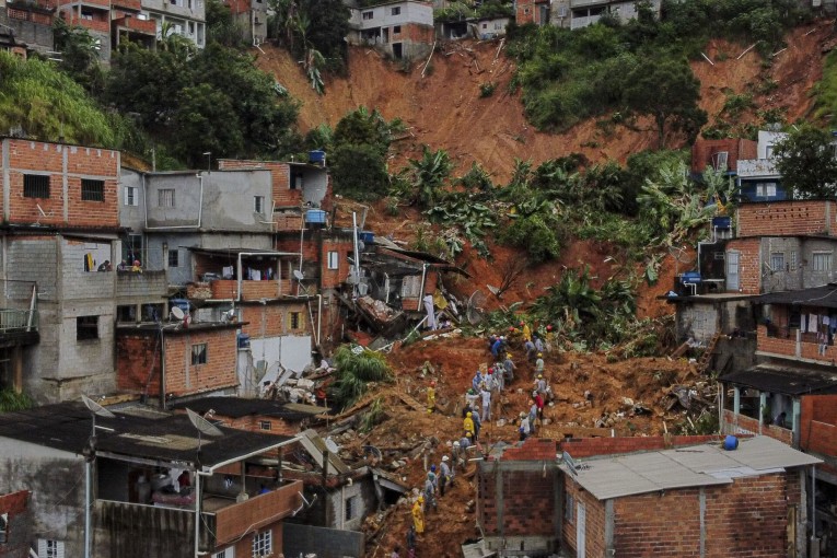 البرازيل: مقتل أكثر من 80 شخصا والعشرات في عداد المفقودين جراء الأمطار