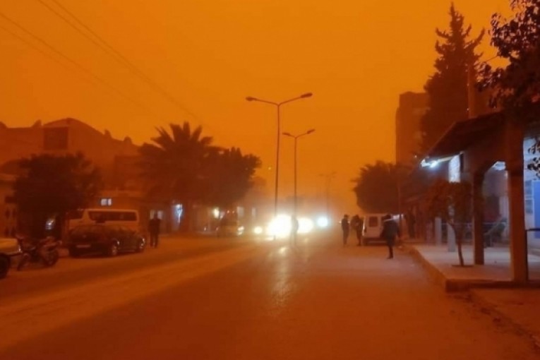 تطاوين: الحماية المدنية تدعو مستعملي الطريق إلى توخي الحذر تجنّبا لمخاطر العاصفة الرملية