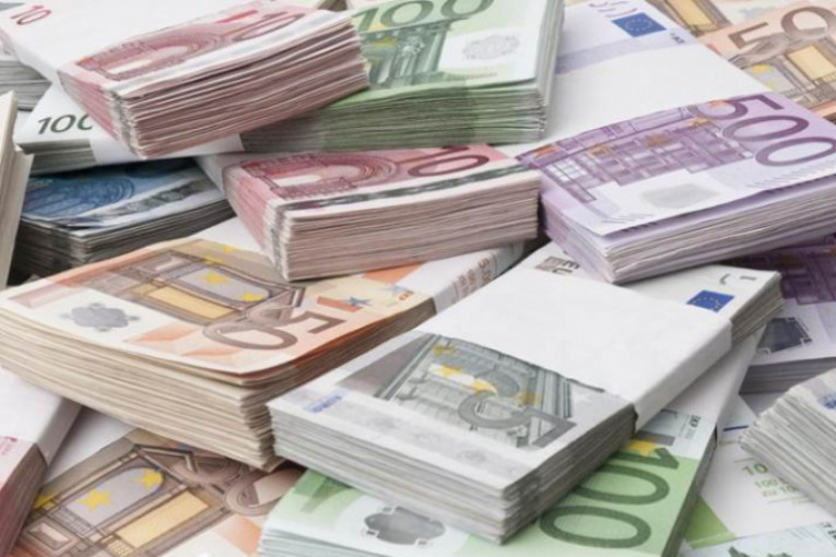 سعيّد يوقّع اتفاقية قرض مع بنك التنمية الإفريقي بقيمة 103 ملايين أورو