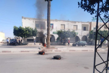 عمال منجم فسفاط المكناسي يحتجون ويقطعون الطريق