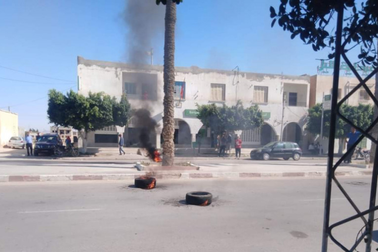 عمال منجم فسفاط المكناسي يحتجون ويقطعون الطريق