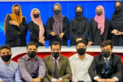 بعد فرض النقاب على زميلاتهم: مذيعو أفغانستان يتضامنون على طريقتهم