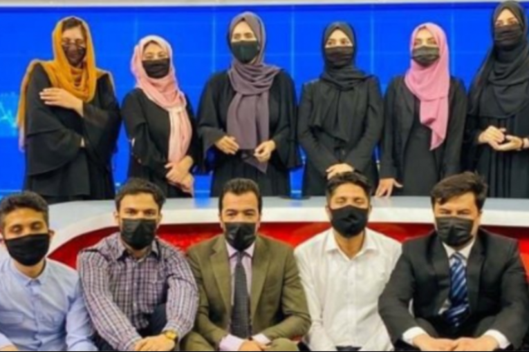 بعد فرض النقاب على زميلاتهم: مذيعو أفغانستان يتضامنون على طريقتهم