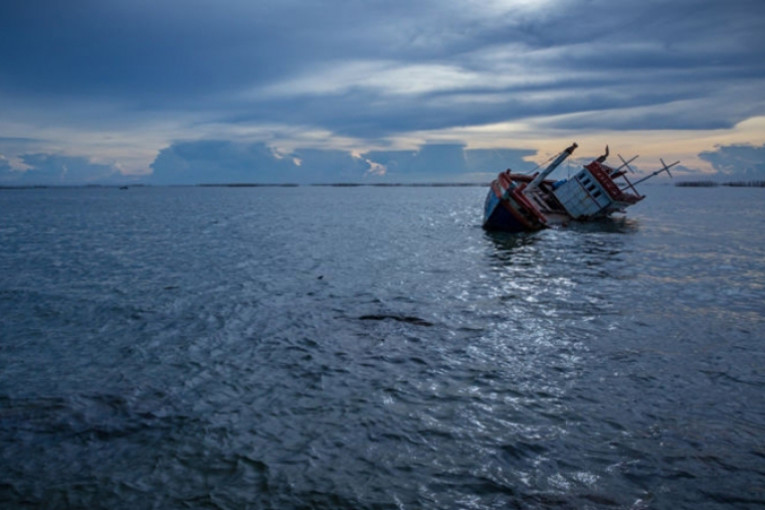 مدنين: انقاذ طاقم مركب صيد بحري غرق بسواحل جزيرة جربة