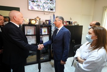 قيس سعيد يعود زوجة وزير الداخلية بمستشفى الحروق البليغة