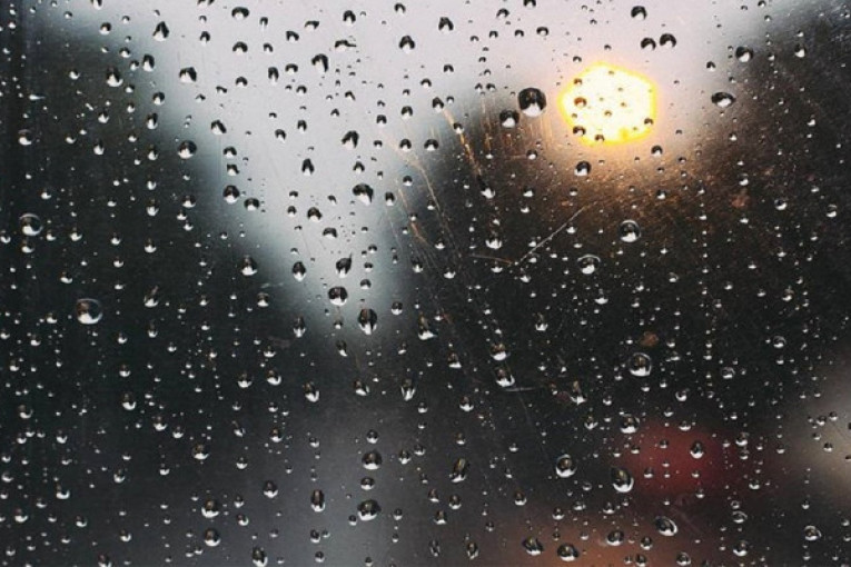 الليلة: أمطار متفرقة وتكون غزيرة بأقصى الشمال