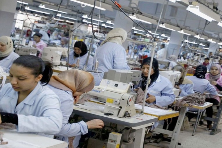 منزل نور : عاملون وعاملات مصنع للنسيج يحتجون ويُطالبون بتفعيل الزيادة في الأجور